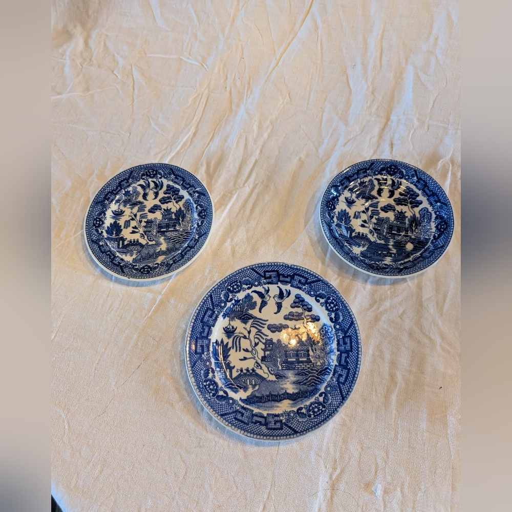 2/40$ Vintage Blue and White Willow Pattern Dinner Plates - Set of 3